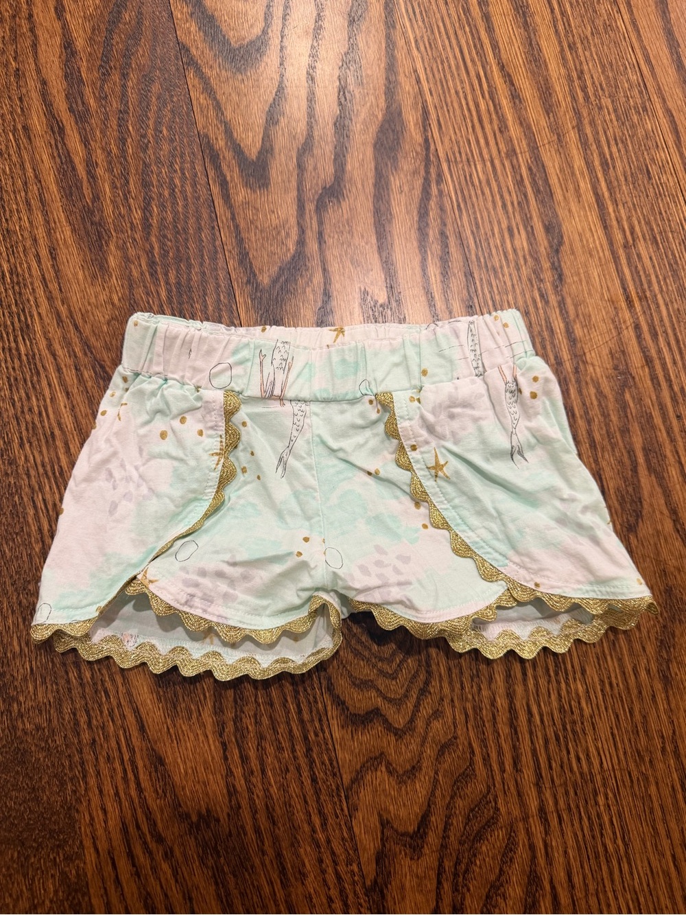 Urbane Mint, White & Gold Scallop-Trim Girls' Shorts